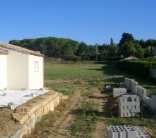 A gauche réalisation de la terrasse en court(enrochement rocquetaillade) a droite construction de la clôture (5 rangs a réaliser)