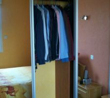 Le dressing de la 1ère chambre, penderie d'environ 1 mètre.