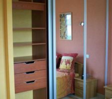 Le dressing de la 1ère chambre, colonne de 650 mm de largeur.