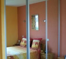 Le dressing de la 1ère chambre.