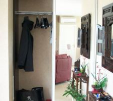 Le dressing de l'entrée côté penderie.