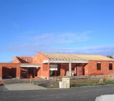 Charpente industrielle sur la maison et tradis sur le cellier abris et garage