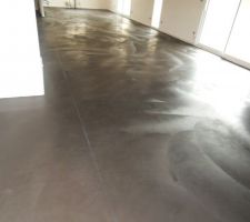 Béton ciré presque fini,ils le cirent juste avant emménagement