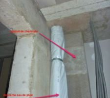 Conduit de cheminée à l'étage avant coffrage placo. Une des 2 descentes EP sera aussi coffrée.
