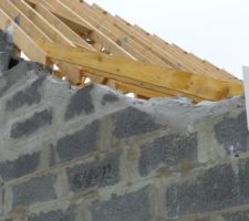 Voila le dessus du garage. Ça me semble pas très propre, pour moi l'arasement devrait etre plus haut et donc il manque des parpaings mais apès je sais pas, je ne travaille pas dans le bâtiment ... de nouveaux maçons doivent venir faire les finitions.