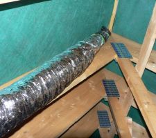 Ventilation primaire du WC à l'étage. Elle n'est ni raccordée à extérieur, ni à un aérateur à membrane (15? chez Brico Dépôt).