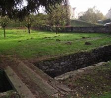 Vue de l'entr&eacute;e du terrain avec la source qui passe dans notre terrain
