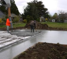 La terrasse est coul&eacute;e d'abord.