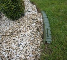 Fixation des bordures stop herbe par clous PVC