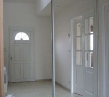HALL - Placard avec portes coulissantes.