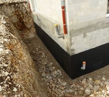 Début de la pose de l'isolant contre l'humidité.