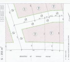 Notre parcelle est la 133.le reglement autorise la construction en limite de propriete &agrave; condition que cela soit type annexe (garage, abris ....)