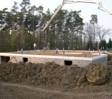 Et voilà le béton pour la dalle !!! :-) Avec 2h30 de retard :-(