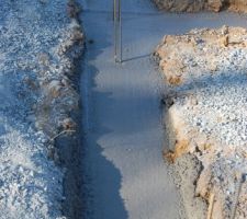 Le béton est coulé dans les fouilles