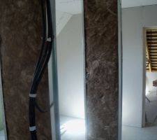 Cloisons des placards intégrés, entre une chambre et le couloir