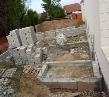 Apr&egrave;s avoir attendu Veolia pendant 3 jours la semaine derni&egrave;re, nous avons enfin de l'eau!! Les ma&ccedil;ons ont donc pu commencer ce mardi.