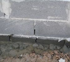 1/2 parpaing pour commencer la rangée du bas. Bizarre ?