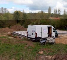 Arriv&eacute;e sur le terrain, vue sur le vide sanitaire.