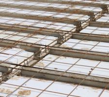 Zoom sur les poutrelles, hourdis et ferrailles.