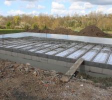 La moitié est faite, attente de la 2ème toupie de béton.
