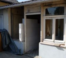 L'espace droit (porte et fenêtre =buanderie )
l'espace a gauche après démolition le car port