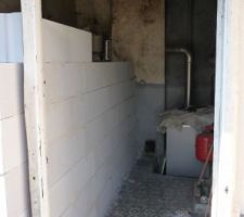 Murs coté droit buanderie coté gauche stationnement