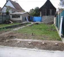 On continue l'abattage des murs du jardin.