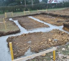 Une fondation pas très compliquée car le terrain est idéal, 30 cm de terre vegetale puis du calcaire ,autre avantage nono négligeable , une économie sur l'accès chantier