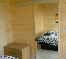 Porte coulissante entre la chambre à coucher et le dressing