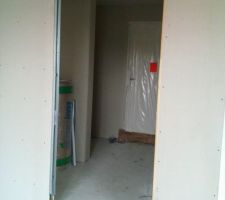 Châssis pour porte coulissante entre entrée et séjour