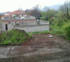 Puits perdu sur la droite.
La maison qu'on voit en construction est celle de voisins.