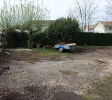 Vue depuis l'entr&eacute;e du terrain &agrave; l'est