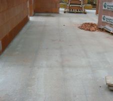 Apr&egrave;s la pluie on devine les poutrelles tout les 60cm et les deux murs de fondations