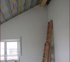 L'isolation du toit avance.