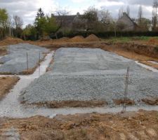 étalage des cailloux pour préparer la dalle sur terre plein.