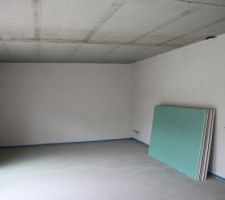 Les plaques de plâtres qui couvriront l'isolant du toit