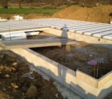 Avant de couler la dalle, montage des blocs de coffrage, poutres et hourdis polystyr&egrave;ne