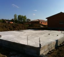 La dalle est finie. Maintenant il faut attendre 3 semaines avant de commencer les &eacute;l&eacute;vations...