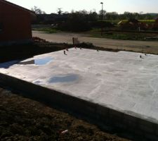 La dalle est finie. Maintenant il faut attendre 3 semaines avant de commencer les &eacute;l&eacute;vations...