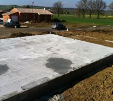 La dalle est finie. Maintenant il faut attendre 3 semaines avant de commencer les &eacute;l&eacute;vations...