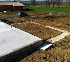 La dalle est finie. Maintenant il faut attendre 3 semaines avant de commencer les &eacute;l&eacute;vations...