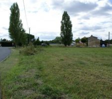 Vue du cote droit du terrain