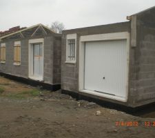 Ma&ccedil;onnerie termin&eacute;e vue devant de la maison !