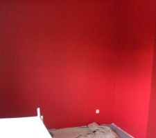 Chambre de notre fille, le mur framboise.