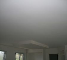 Peinture plafond. Nous peindrons les coffrages cuisine en gris