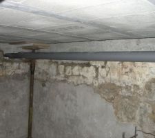 Tuyau evacuation d'eau pluviale sous cave