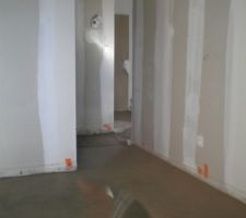 Chapes de rattrapage dans le chambre et le bureau terminées