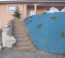 Escalier d'accès à la terrasse sud   porte d'entrée. Les contre marche sont en bois traité et les marches seront remplis par des dalles identiques à celles des terrasses du haut... j'ai hâte d'y voir fini !