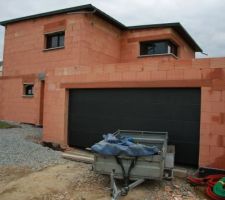 16 avril : Pose de la seconde porte de garage