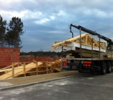 La charpente arrive sur le terrain